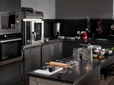 cozinha-profissional-com-utensilios